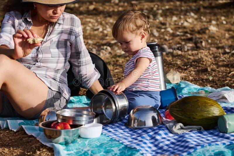 Matka i dziecko lubią piknik na zewnątrz z owocami i przekąskami w słoneczny dzień obrazy stock