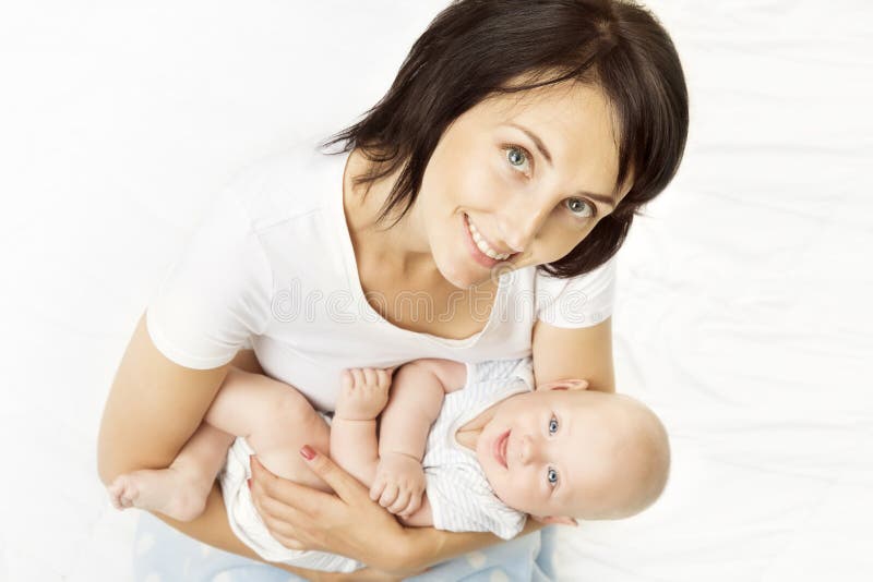 Matka i dziecko, mama Trzyma Nowonarodzonego dzieciaka na rękach, Dziecięcy dziecko obrazy stock Matka i dziecko, mama Trzyma Nowonarodzonego dzieciaka na rękach, Dziecięcy dziecko obrazy stock