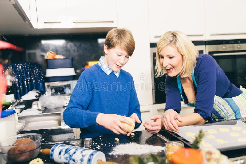 Matka pomaga jej syna robi ciastkom