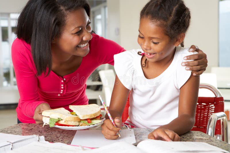 Matka Przynosi córki kanapkę Podczas gdy Studiuje