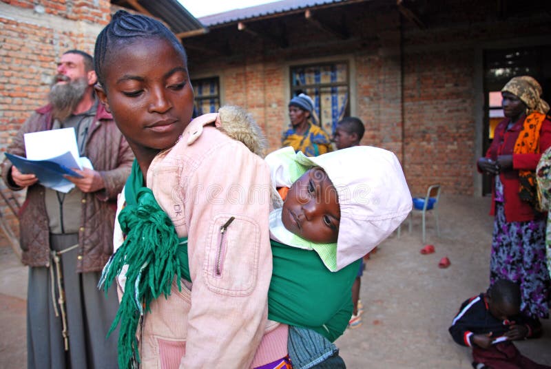 Matka z jej dziecko wioską Pomerini, Tanzania, Afryka -