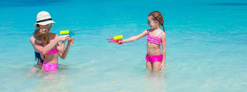 Matka zabawę z ona dzieciaki fotografia stock