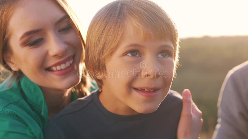 Matka ściska jej syna ogieniem