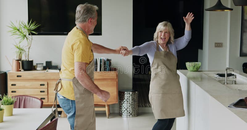 Matlagning eller lyckligt gammalt par som håller hand med kärlek eller romani i hemkök. Smile romantic arkivfilmer