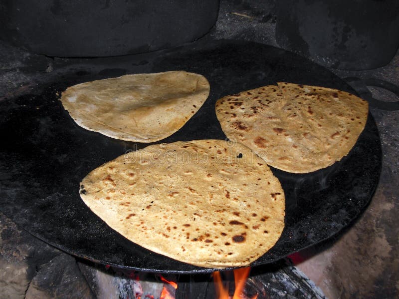MatlagningChapati royaltyfria bilder