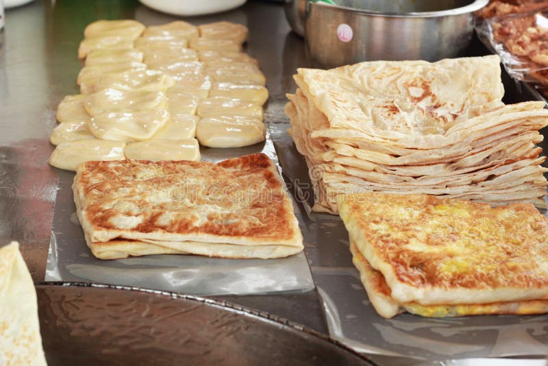 Matlagningchapati på pannan royaltyfri bild
