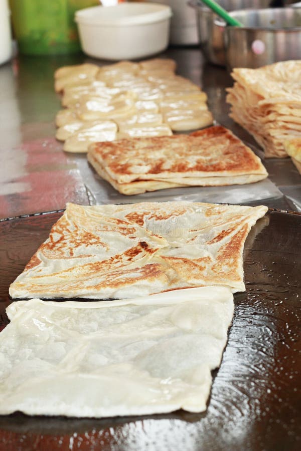 Matlagningchapati på pannan royaltyfria bilder