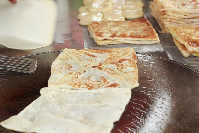 Matlagningchapati på pannan royaltyfria foton