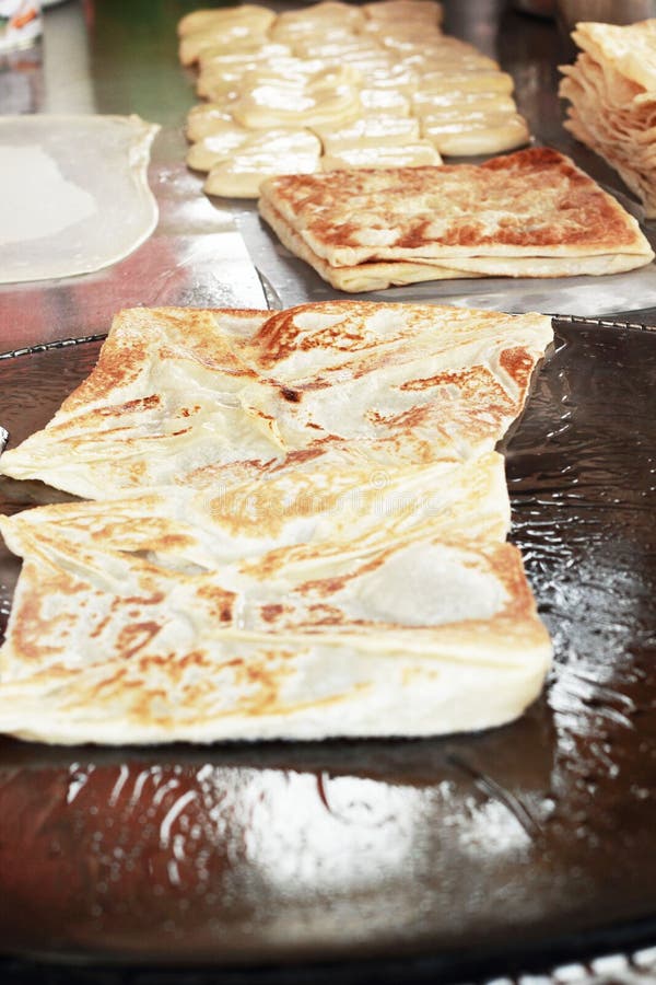 Matlagningchapati på pannan fotografering för bildbyråer