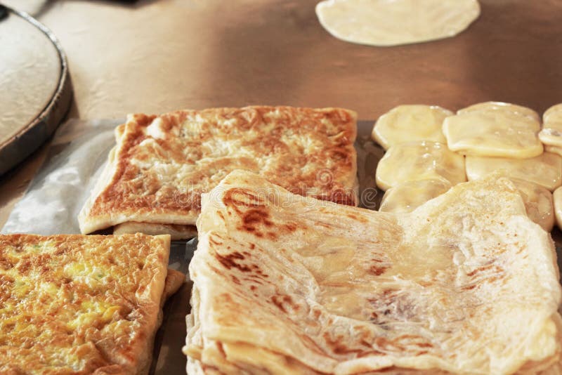 Matlagningchapati på tabellen arkivfoto