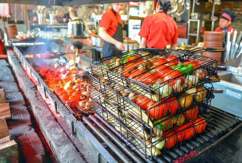 Matlagninggrönsaker i ett galler på en öppen brand Grönsakkebab arkivfoto Matlagninggrönsaker i ett galler på en öppen brand Grönsakkebab arkivfoto