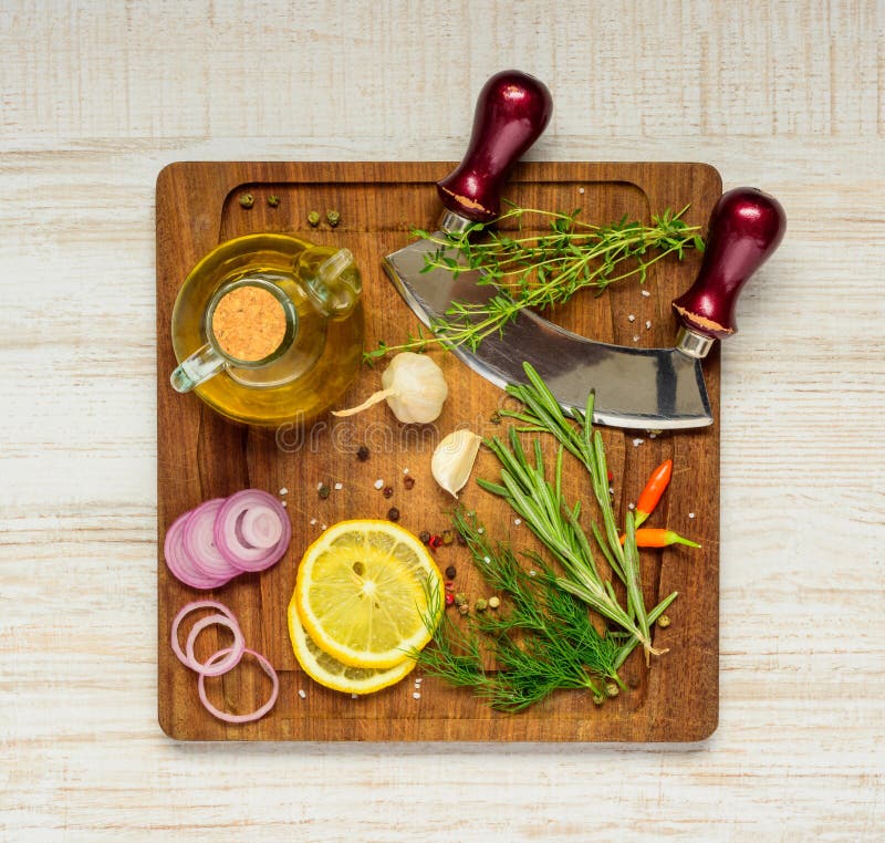 Matlagningingredienser på träbräde royaltyfri foto Matlagningingredienser på träbräde royaltyfri foto
