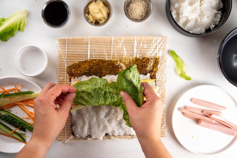 Matlagningsprocess för hememade kimbap stock illustrationer