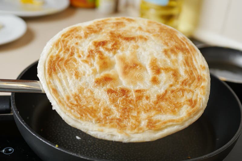 Matlagningsruti chapati på en matlagningsbricka arkivbilder