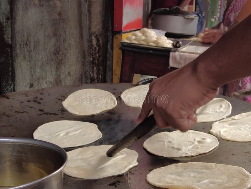 Matlagningsruti chapati på en stor matlagningsapparat fotografering för bildbyråer