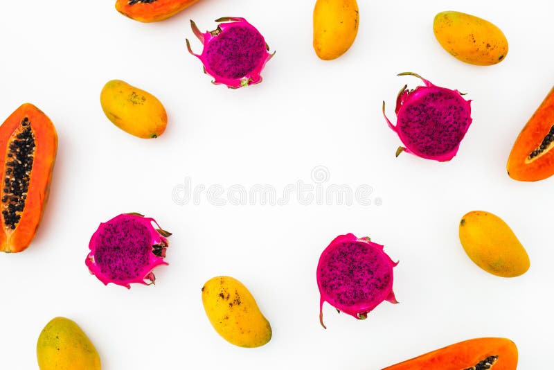 Matram med smakliga papaya-, mango- och drakefrukter på vit bakgrund Lekmanna- lägenhet Top beskådar Begrepp för tropisk frukt royaltyfri bild Matram med smakliga papaya-, mango- och drakefrukter på vit bakgrund Lekmanna- lägenhet Top beskådar Begrepp för tropisk frukt royaltyfri bild