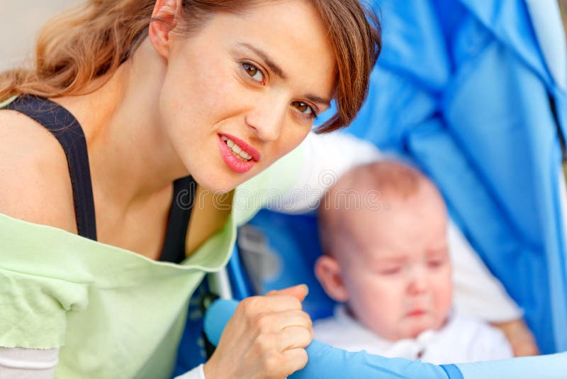 Matriz de inquietação que abraça o assento no bebê do carrinho de criança imagens de stock royalty free Matriz de inquietação que abraça o assento no bebê do carrinho de criança imagens de stock royalty free