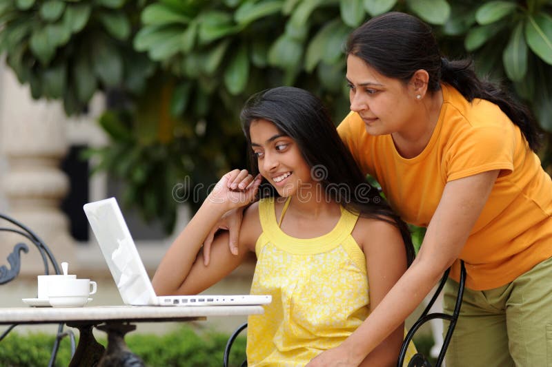 Matriz e filha Loving com portátil ao ar livre