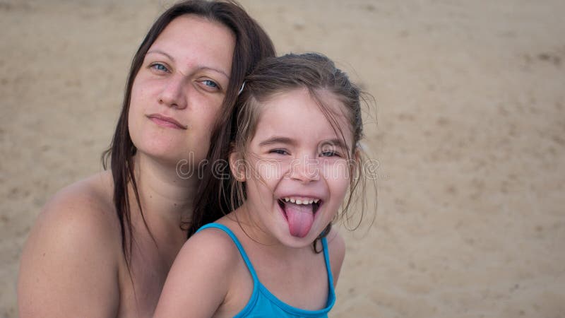Matriz e filha na praia fotografia de stock Matriz e filha na praia fotografia de stock