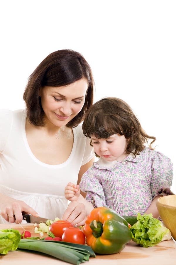 Matriz e filha que cozinham na cozinha foto de stock Matriz e filha que cozinham na cozinha foto de stock