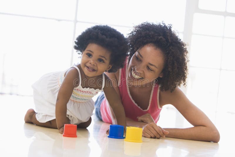 Matriz e filha que jogam dentro fotos de stock Matriz e filha que jogam dentro fotos de stock