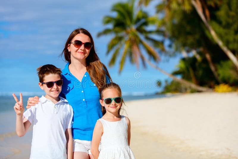 Matriz e miúdos em uma praia tropical fotos de stock royalty free Matriz e miúdos em uma praia tropical fotos de stock royalty free