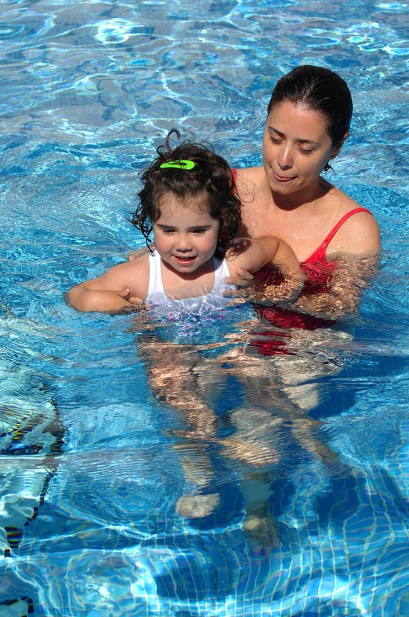 Tomando O Banho Em Uma Piscina Imagem de Stock - Imagem de pessoa