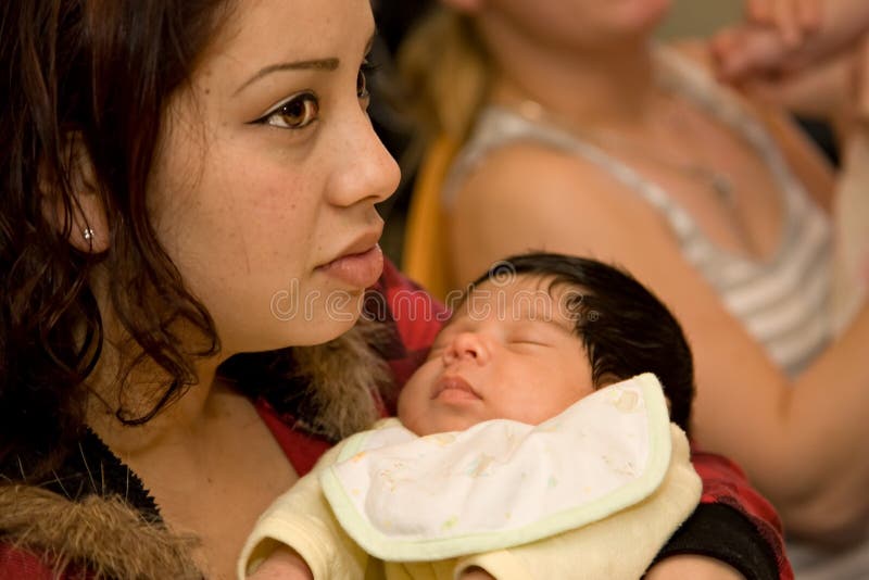 Matriz latino-americano nova e infante recém-nascido