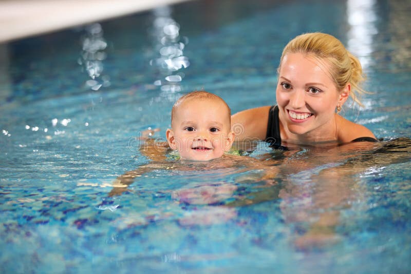 Matriz nova e seu filho em uma piscina imagem de stock royalty free Matriz nova e seu filho em uma piscina imagem de stock royalty free