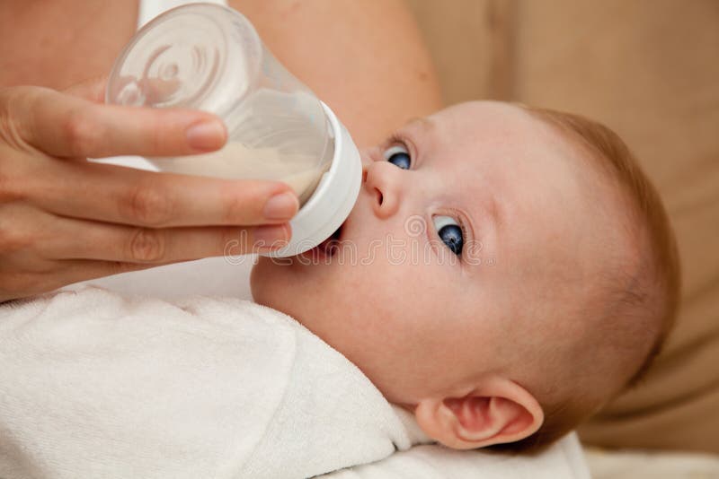Matriz que alimenta o filho recém-nascido fotos de stock Matriz que alimenta o filho recém-nascido fotos de stock