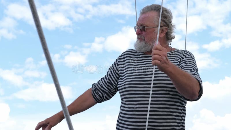 Matroos handbediende man gekleed in zeemannen shirt navy striped uniform vertelt verhalen over zee