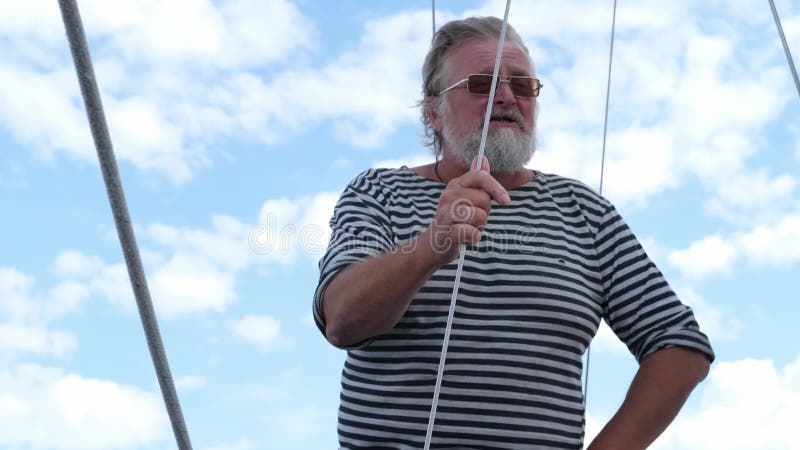 Matroos handbediende man gekleed in zeemannen shirt navy striped uniform vertelt verhalen over zee