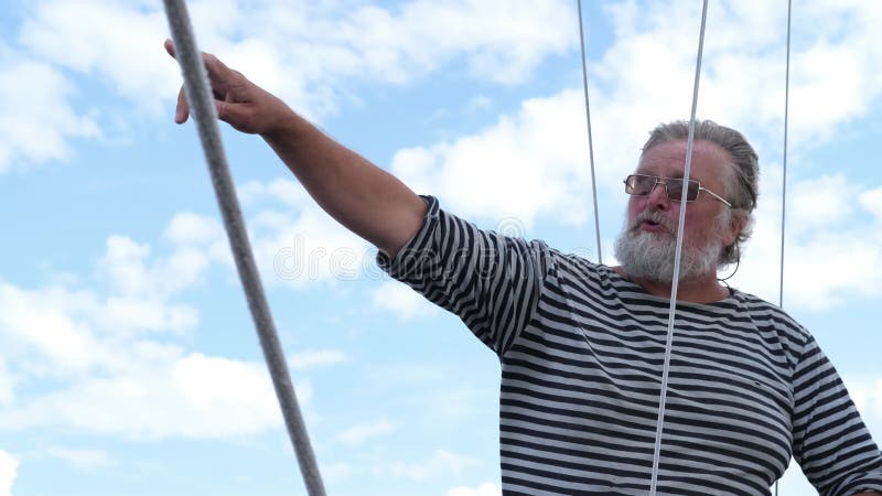 Matroos handbediende man gekleed in zeemannen shirt navy striped uniform vertelt verhalen over zee