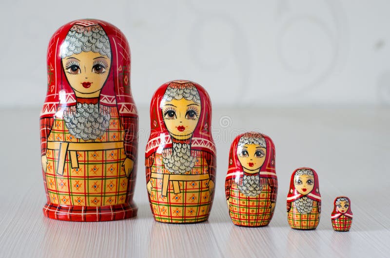 Matryoshka cinco vermelho Fundo borrado foto de stock royalty free Matryoshka cinco vermelho Fundo borrado foto de stock royalty free