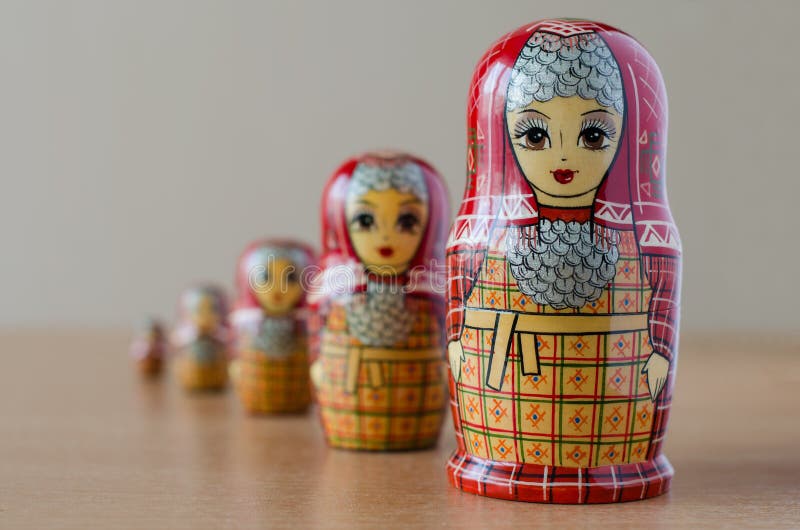 Matryoshka rouge Fond brouill? Plan rapproch? photographie stock Matryoshka rouge Fond brouill? Plan rapproch? photographie stock