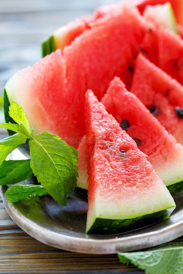 Maträtt med den saftiga vattenmelon på ett metallmagasin royaltyfria bilder Maträtt med den saftiga vattenmelon på ett metallmagasin royaltyfria bilder