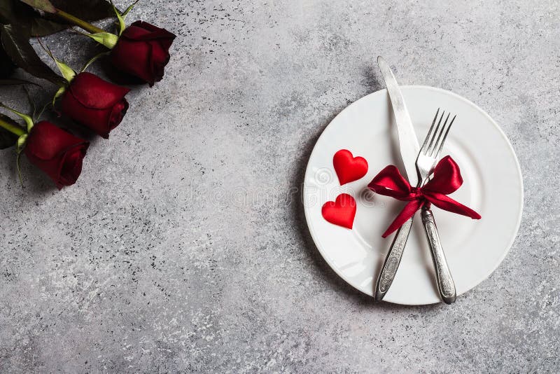Matställen för inställningen för valentindagtabellen att gifta sig den romantiska mig bröllopkopplingen arkivfoton Matställen för inställningen för valentindagtabellen att gifta sig den romantiska mig bröllopkopplingen arkivfoton