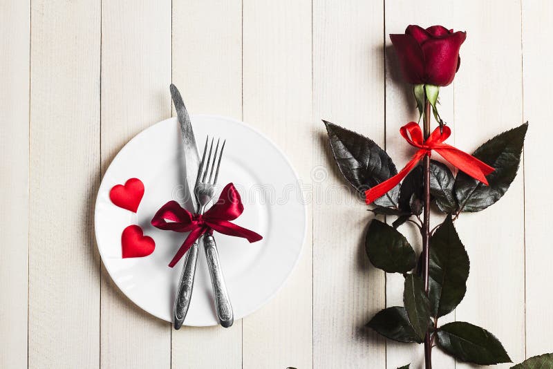 Matställen för inställningen för valentindagtabellen att gifta sig den romantiska mig bröllopkopplingen royaltyfria bilder Matställen för inställningen för valentindagtabellen att gifta sig den romantiska mig bröllopkopplingen royaltyfria bilder