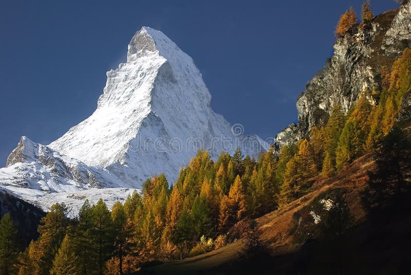 Matterhorn je částečně orámované modříny v plné barvy podzimu.