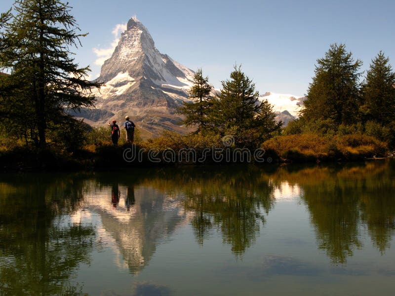 Matterhorn die op 05, Grindjisee, Zwitserland wijst stock fotografie Matterhorn die op 05, Grindjisee, Zwitserland wijst stock fotografie