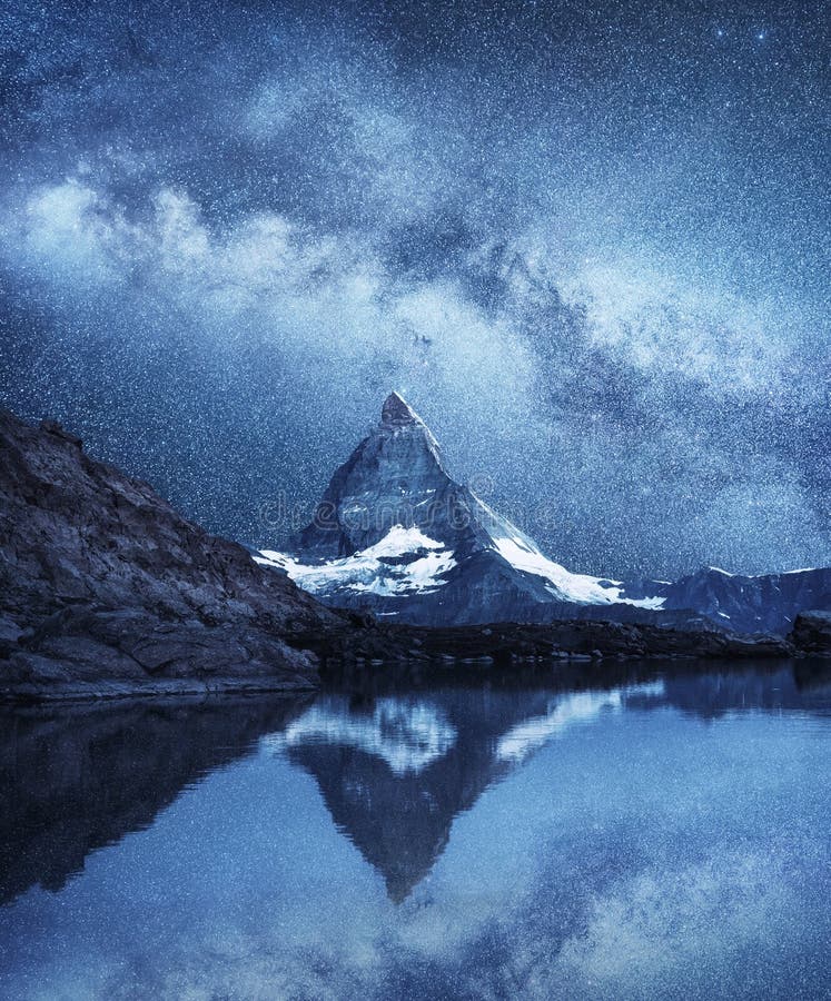 Matterhorn i odbicie na wodnej powierzchni przy nighttime Milky sposób nad Matterhorn, Szwajcaria obraz stock Matterhorn i odbicie na wodnej powierzchni przy nighttime Milky sposób nad Matterhorn, Szwajcaria obraz stock
