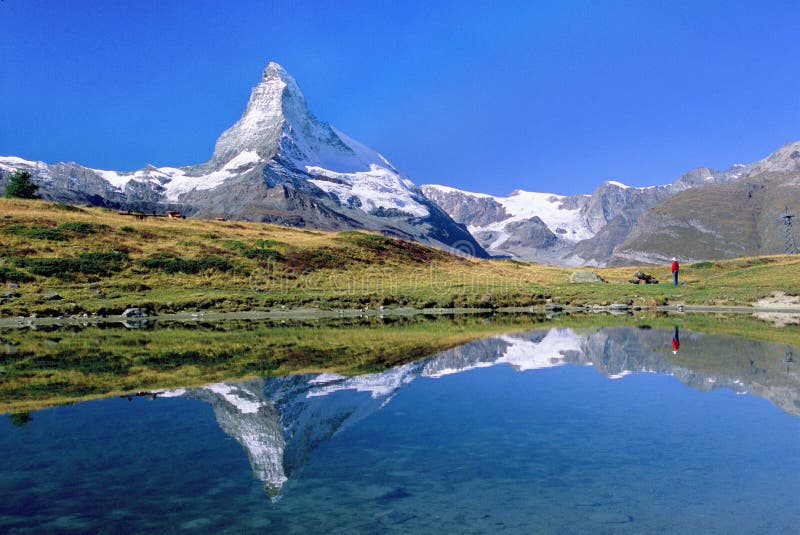 Matterhorn wycieczkowicza patrzenia Matterhorn wycieczkowicza patrzenia