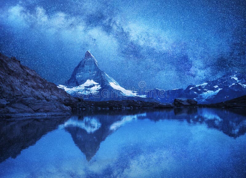 Matterhorn και αντανάκλαση στην επιφάνεια νερού στη νύχτα Γαλακτώδης τρόπος επάνω από Matterhorn, Ελβετία στοκ φωτογραφίες Matterhorn και αντανάκλαση στην επιφάνεια νερού στη νύχτα Γαλακτώδης τρόπος επάνω από Matterhorn, Ελβετία στοκ φωτογραφίες