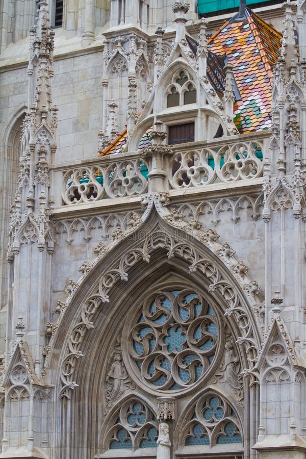 Matthias Church en la colina del castillo, cerca del bastión del pescador en detalles del vitral de Buda Castle District, del tej fotos de archivo Matthias Church en la colina del castillo, cerca del bastión del pescador en detalles del vitral de Buda Castle District, del tej fotos de archivo