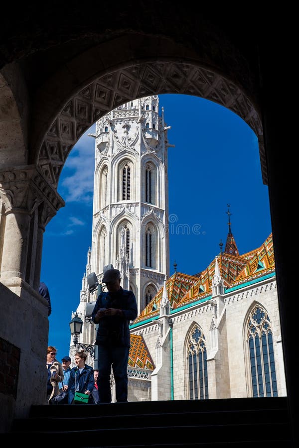 Matthias Church que uma igreja católica romana situada na frente do pescador Bastion no centro de Buda Castle District construiu fotografia de stock royalty free Matthias Church que uma igreja católica romana situada na frente do pescador Bastion no centro de Buda Castle District construiu fotografia de stock royalty free