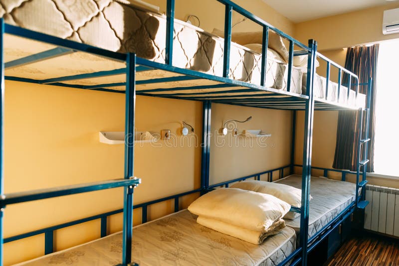 Mattina dentro la camera da letto dell'ostello con i letti bianchi puliti per gli studenti fotografie stock Mattina dentro la camera da letto dell'ostello con i letti bianchi puliti per gli studenti fotografie stock