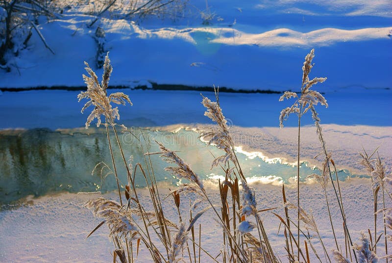 Mattina di inverno sul fiume fotografie stock libere da diritti Mattina di inverno sul fiume fotografie stock libere da diritti
