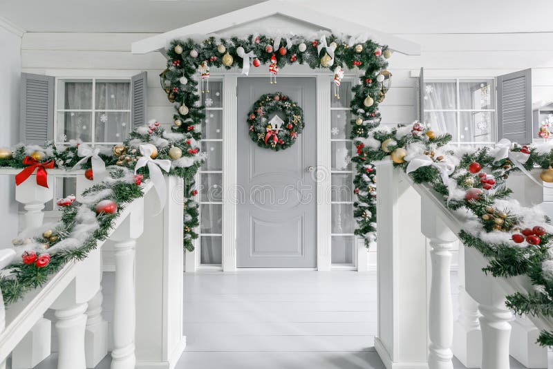 Mattina di natale portico che una casetta con una porta decorata con Natale si avvolge Fiaba di inverno