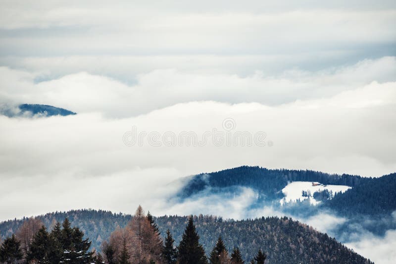 Mattina nebbiosa nelle montagne di inverno ALPI DELLA DOLOMIA, ITALIA fotografia stock Mattina nebbiosa nelle montagne di inverno ALPI DELLA DOLOMIA, ITALIA fotografia stock