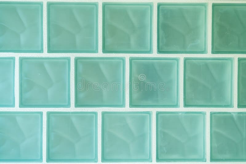 Mattonelle di vetro verdi nel bagno fotografie stock libere da diritti Mattonelle di vetro verdi nel bagno fotografie stock libere da diritti